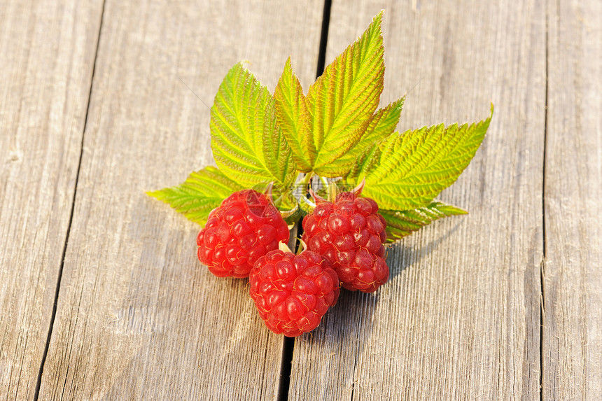 木制桌上的草莓木头浆果水果团体红色叶子食物桌子图片