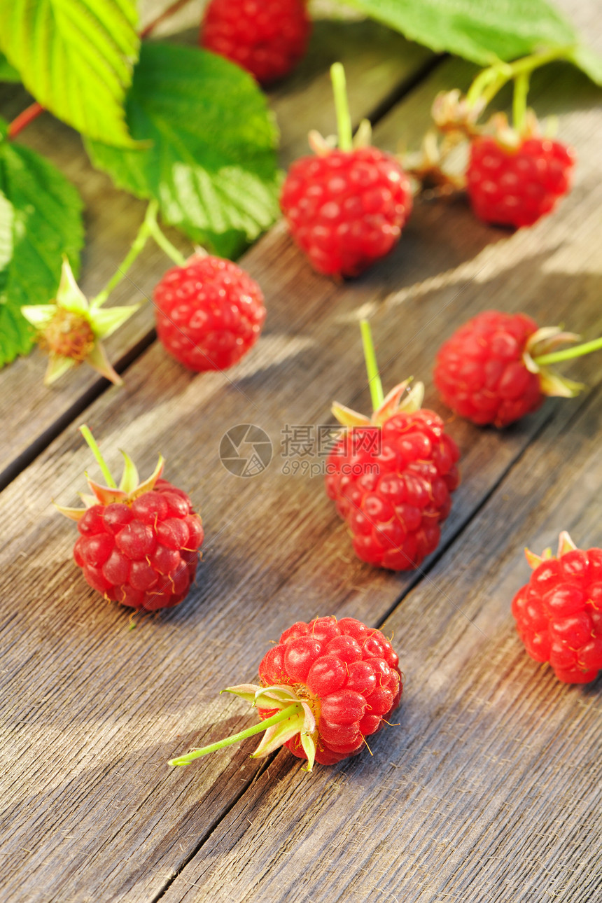木制桌上的草莓木头叶子桌子浆果食物红色团体水果图片