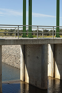 奥里奥拉水分改水运河灌溉流动水库水闸运河龙门架背景