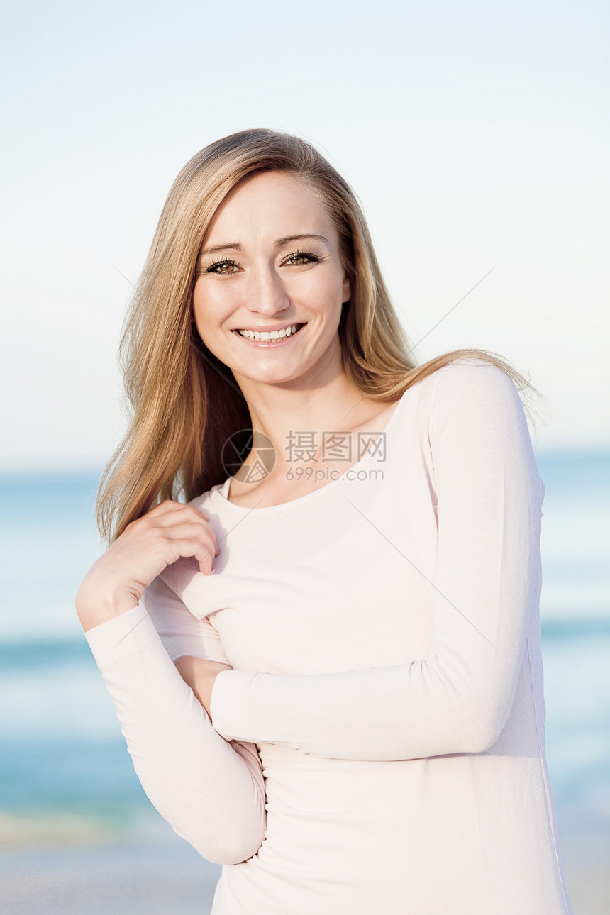 海滩上美丽的金发美女女人肖像女孩旅行天空微笑海洋阳光海岸蓝色假期热带图片