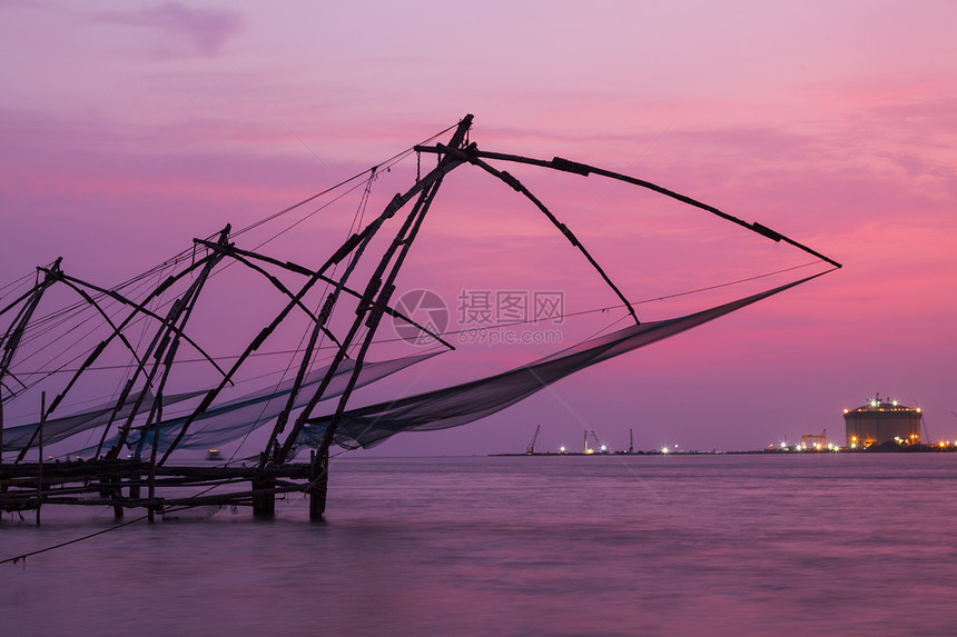 日落时中国鱼网 印度喀拉拉邦科奇绳索高知日落渔网地平线支撑太阳钓鱼渔夫图片