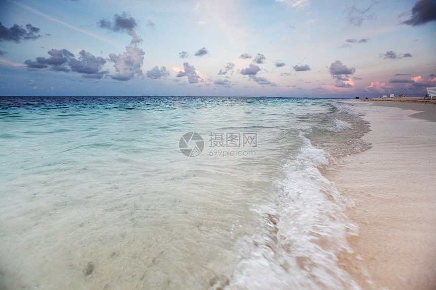 日落在海中太阳季节天气反射阳光晴天海岸线橙子蓝色热带图片