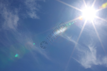 太阳在天空中蓝色光束射线阳光背景图片