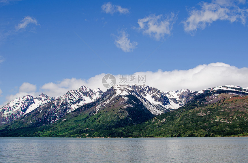 美国怀俄明州大泰顿国家公园岩石顶峰天空高山山峰山脉风景远景反射图片