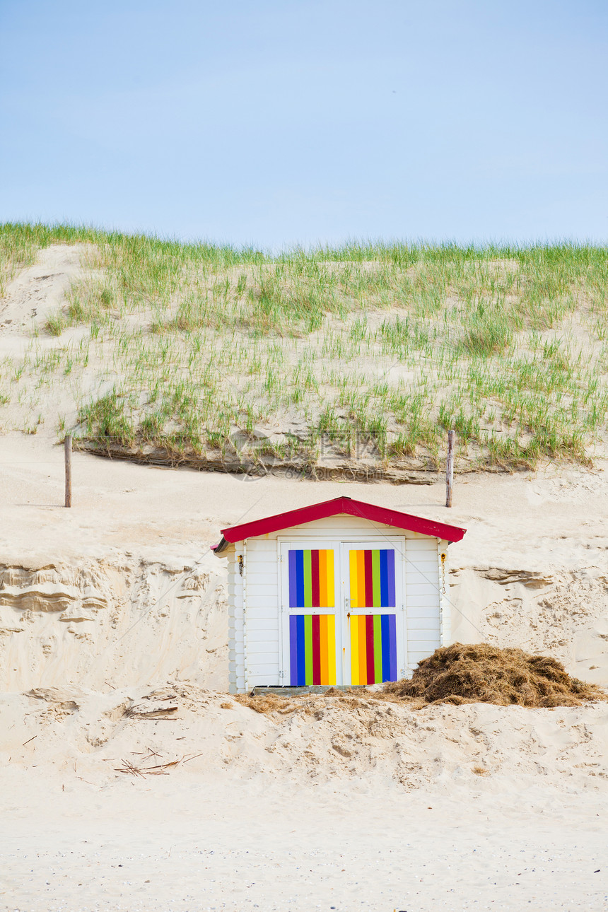在沙滩上的房子 蓝色的天空海滩海景房海洋建筑晴天热带乐趣旅行海岸线假期图片