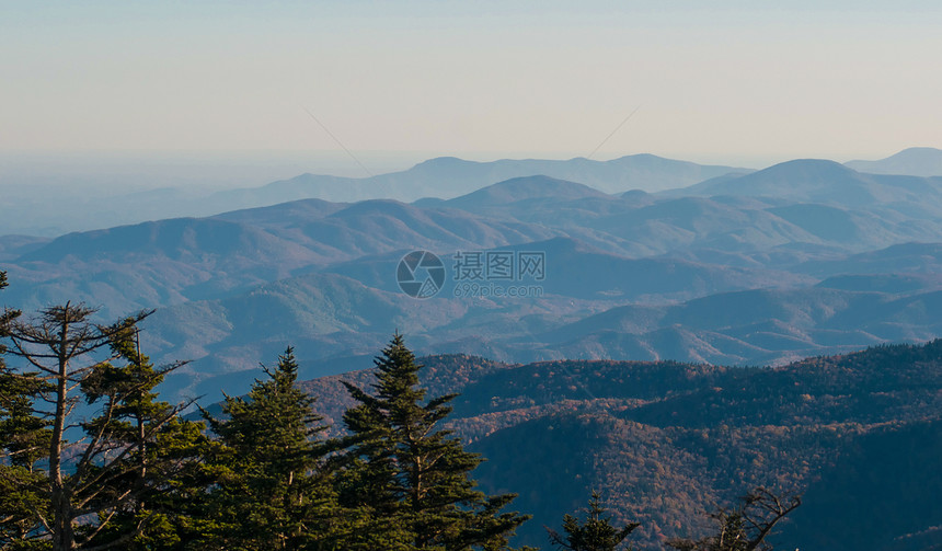 烟雾山的蓝海脊公园背包远足地质学天际森林山脉野花绿色生态环境图片