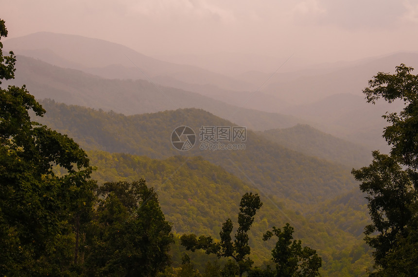 烟雾山的蓝海脊公园野花山脉国家大路环境风景公园生态绿色天际图片