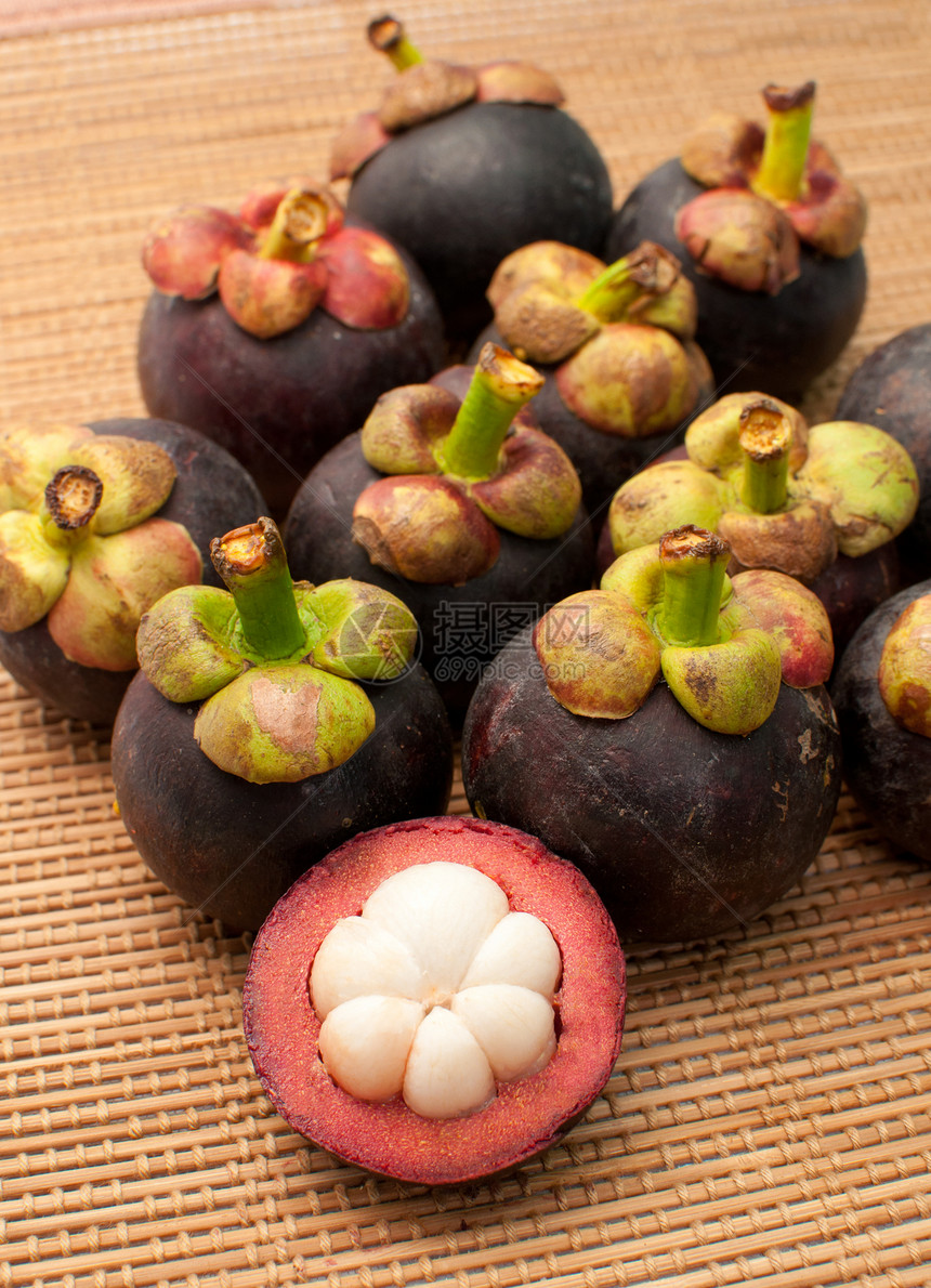 竹垫背景的芒果维生素异能热带食物反射水果山竹藤黄营养紫色图片
