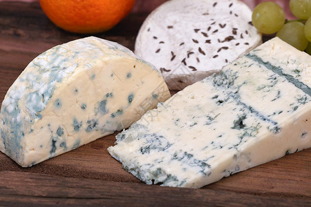 奶酪模具蓝色木板高清图片