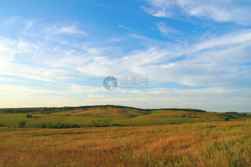 美丽的有山的夏月风景山脉天空叶子太阳城市荒野石头爬坡场地场景图片