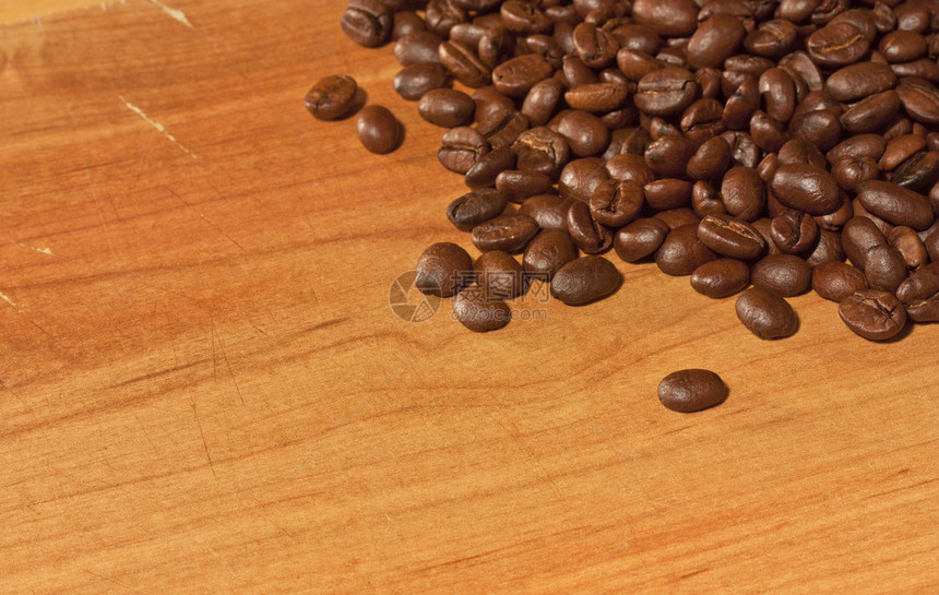 木制粗木底咖啡豆图片