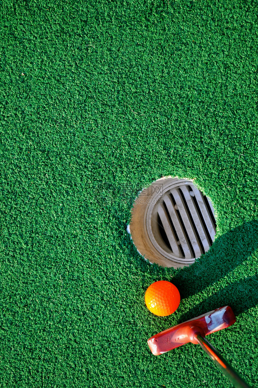 迷微型高尔夫和绿色背景草皮运动高尔夫球图片