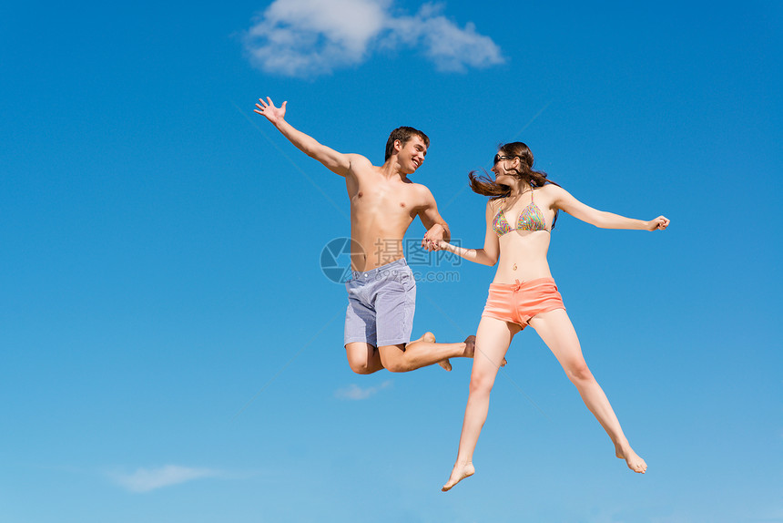 情侣一起跳跃时间男性女朋友微笑男人场地女士空气空闲幸福图片