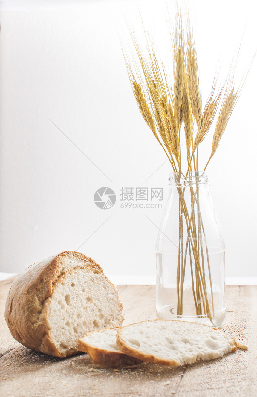木制桌上切片面包和小麦面粉粮食织物生活烘烤麻布古董糕点农场木板图片