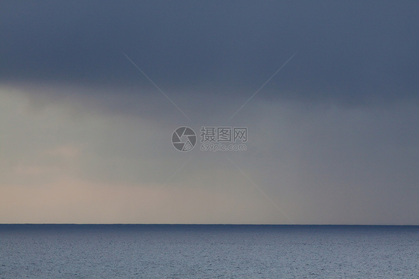 白海地平线下雨灰色天空海洋风暴水平图片