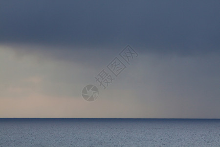 白海地平线下雨灰色天空海洋风暴水平高清图片