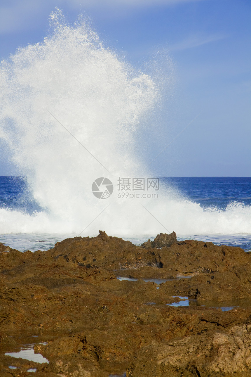 大型波浪崩溃图片