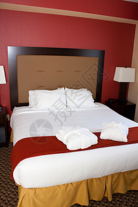 旅馆床位汽车床单白色黄色红色图像酒店休息纵向铺床背景图片