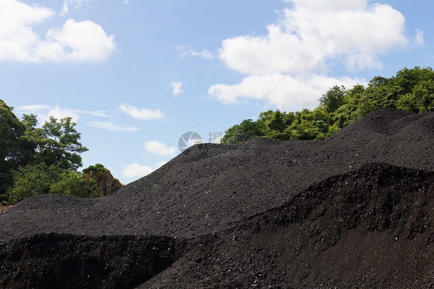 煤炭储存黑色森林资源库存工业天空石头矿物萃取树木图片