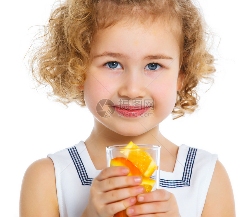 小女孩喝橘子汁的肖像孩子童年食物橙子头发果汁花蜜幸福营养眼睛图片