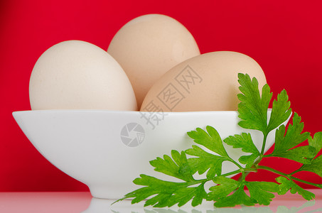 碗里三个鸡蛋蛋壳食谱白色小鸡母鸡早餐农业农场饮食孵化背景图片