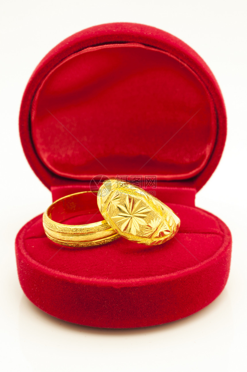 带金环的红色天鹅绒盒礼物婚姻金属美丽展示魅力盒子首饰金子奢华图片