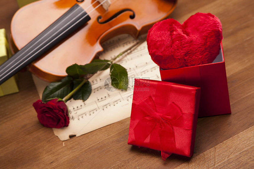 美丽的玫瑰和小提琴乐器音乐艺术床单细绳礼物红色棕色白色旋律图片