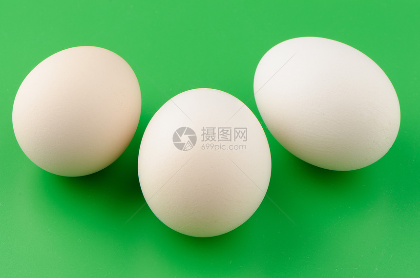 三个棕蛋团体饮食绿色美食圆形杂货店食品棕色营养蛋壳图片