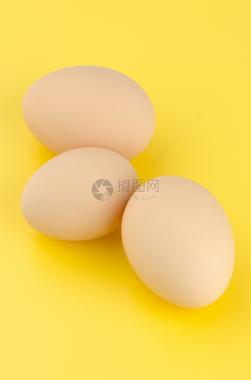 三个棕蛋团体黄色饮食棕色食品美食圆形营养杂货店蛋壳图片