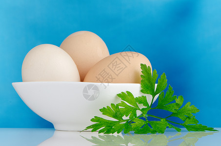 碗里三个鸡蛋生产早餐家禽孵化农业蛋壳营养杂货店食谱煮沸背景图片
