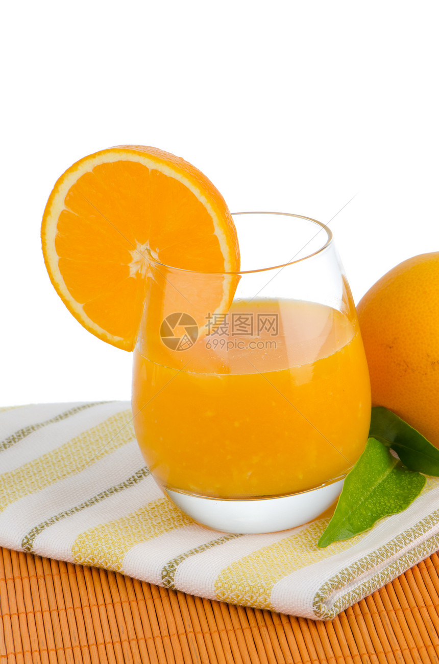 杯橙汁和新鲜橙子杯子液体果汁水果养分美食黄色团体饮料玻璃图片