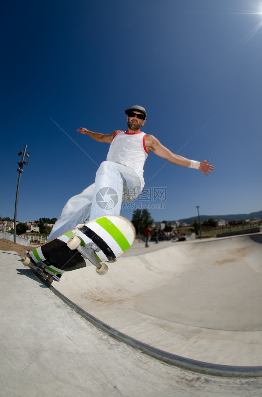 混凝土池中的滑板机树木平衡滑板活力危险木板水池青年男人青少年图片