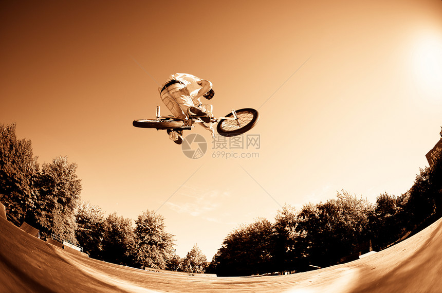 高 BBX 跳跃诡计青年车轮青少年孩子风险天空挑战危险男生图片