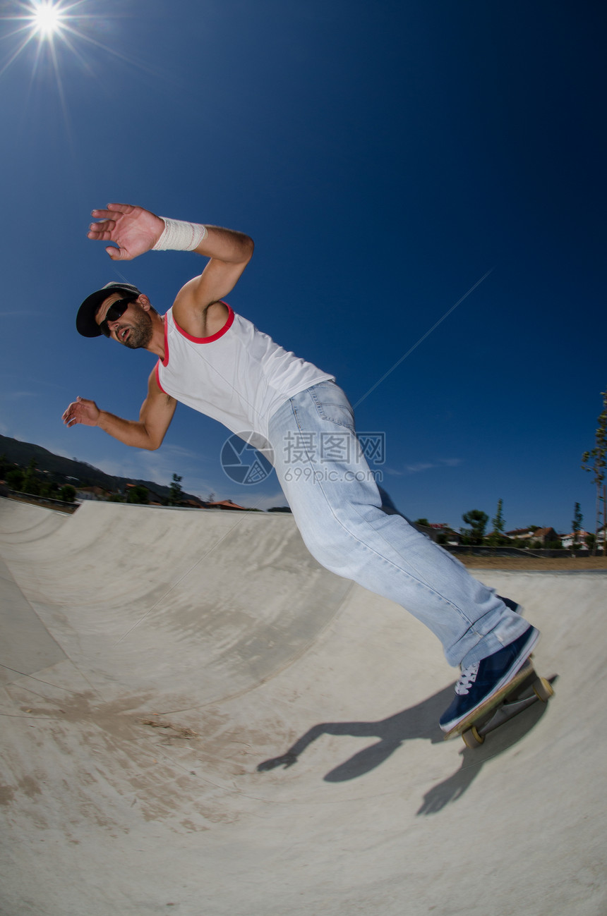 混凝土池中的滑板机水池活力木板栏杆娱乐危险城市男人青少年滑板图片
