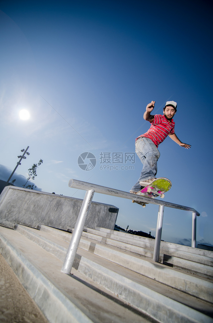 幻灯片上的滑板机盒子轮子活动滑冰活力文化青年街道青少年男人图片