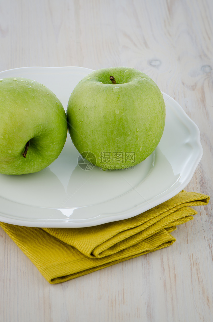 两个绿苹果盘子小吃黄色团体宏观收藏绿色紫色水果白色图片