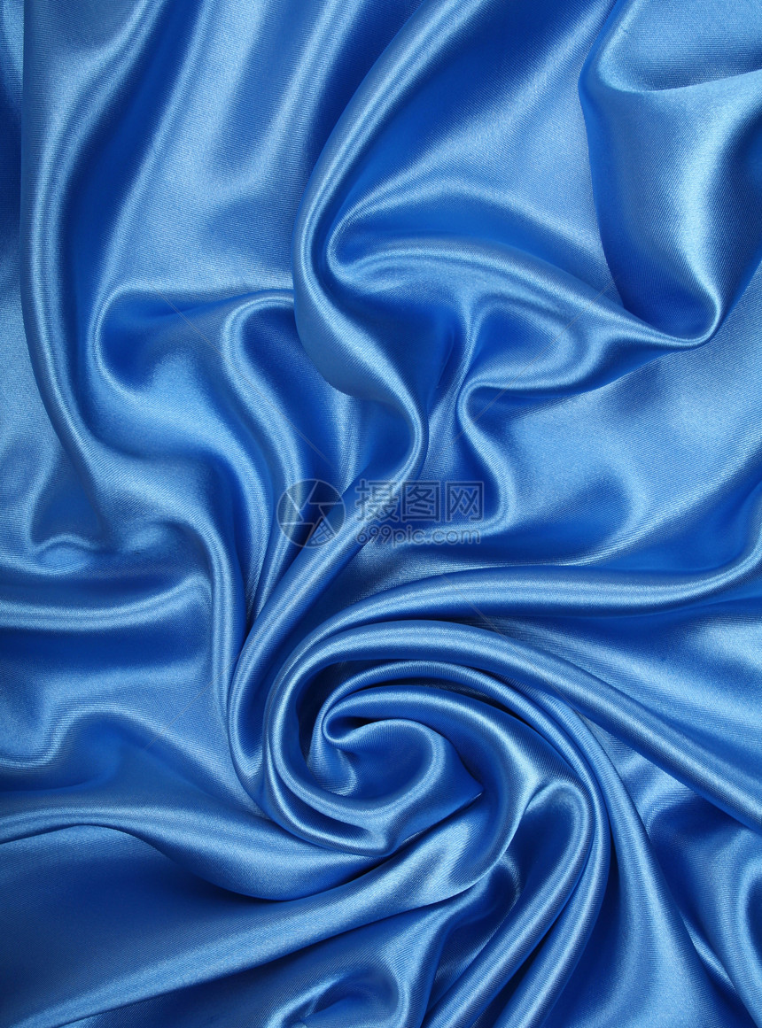平滑优雅的蓝色丝绸作为背景投标织物曲线布料材料银色折痕海浪纺织品天蓝色图片