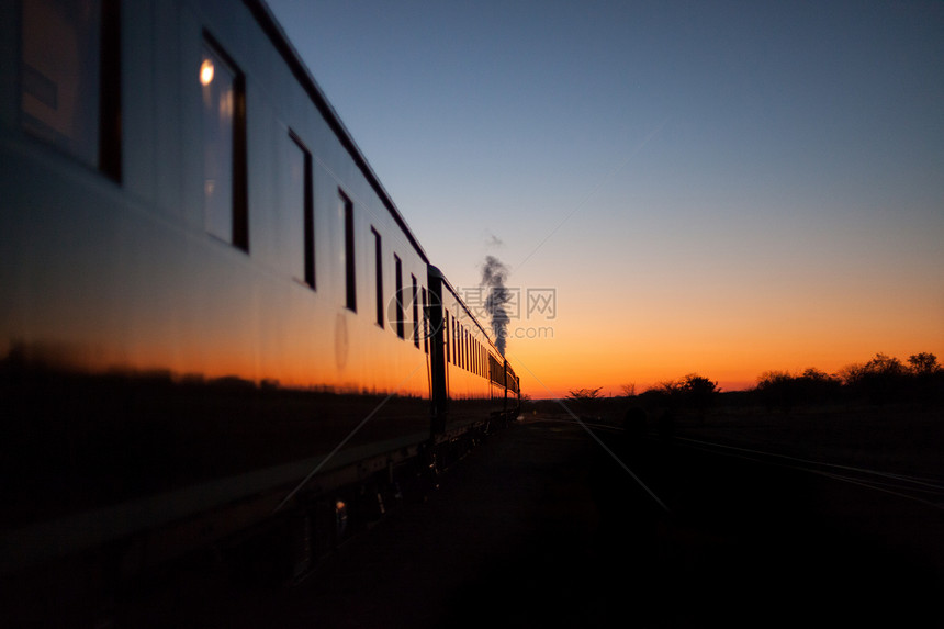 火车入日落铁路蒸汽生态历史性乡愁环境机车橙子汽车太阳图片