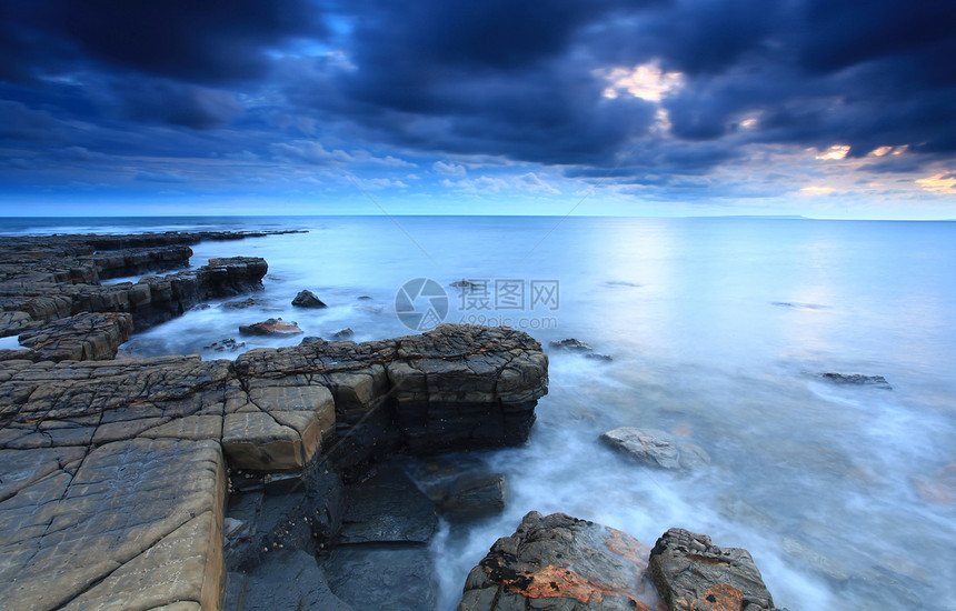 海湾旅行海洋风景波浪海岸侏罗纪海岸线日落岩石海滩图片