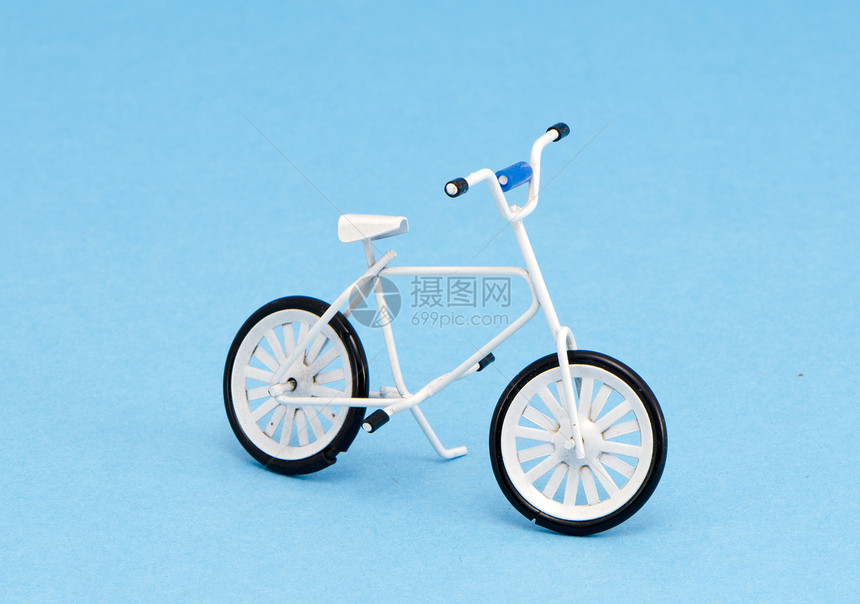 黄雪背景的小自行车玩具图片
