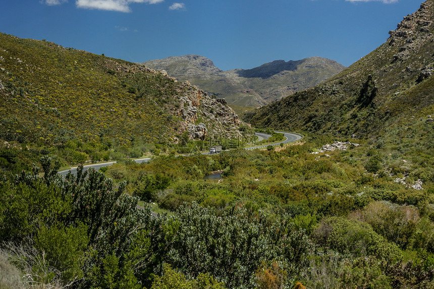 穿过山区的风风路图片