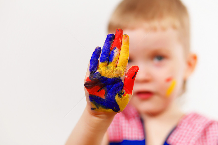 手上涂着油漆的幸福的孩子创造力身份童年幼儿园喜悦艺术家教育手指画家工艺图片