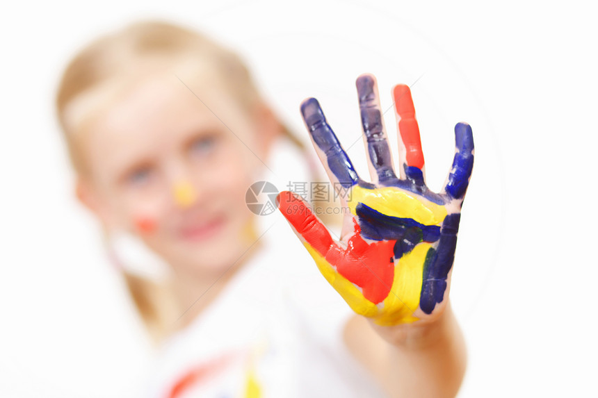 手上涂着油漆的幸福的孩子童年工艺绘画画家幼儿园艺术品女孩乐趣艺术快乐图片