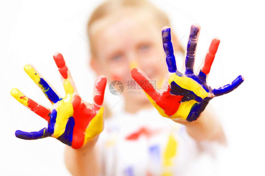 手上涂着油漆的幸福的孩子艺术家快乐幼儿园身份画家女孩教育手指乐趣童年图片