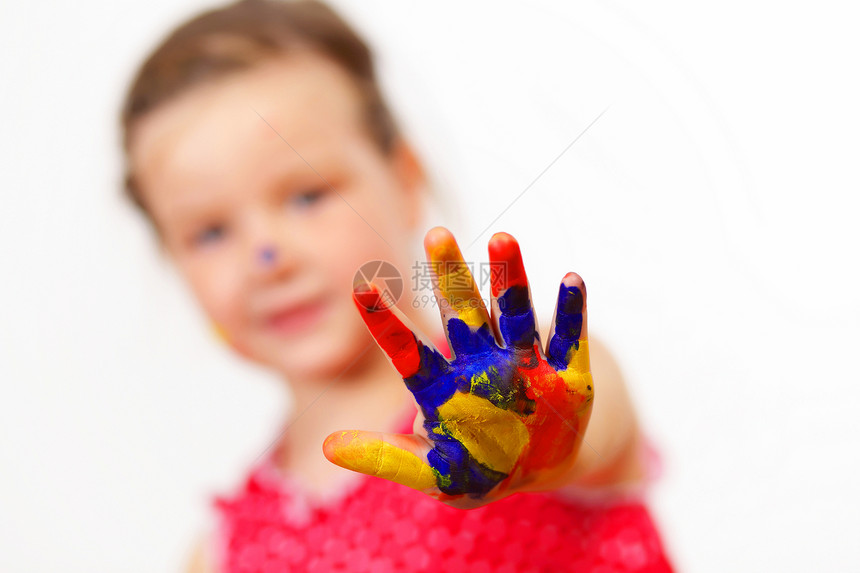手上涂着油漆的幸福的孩子喜悦艺术家艺术品身份女孩工艺手指童年艺术创造力图片