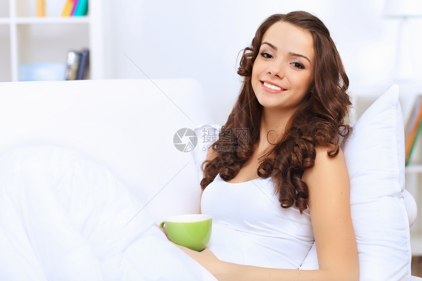 年轻女人在家喝茶的年青女人女性青年咖啡杯子幸福快乐资源房子玻璃饮料图片