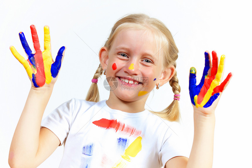 手上涂着油漆的幸福的孩子绘画教育画家身份乐趣艺术品指纹创造力手指女孩图片