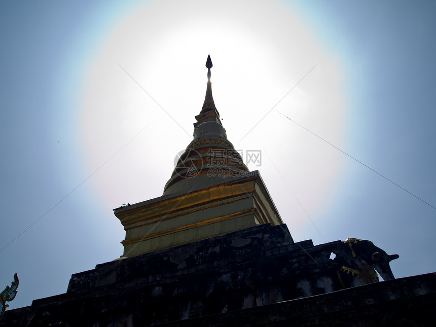 在传统泰国风格的金色Stupa寺庙艺术天空旅游蓝色建筑学旅行宗教装饰品文化图片