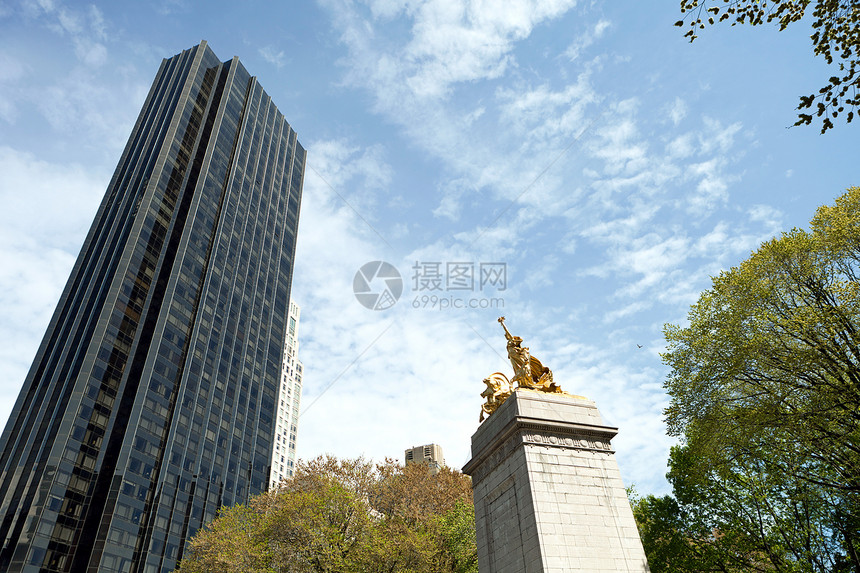 中央公园金雕像圆圈马匹中心马术雕塑叶子城市旅行金子入口图片