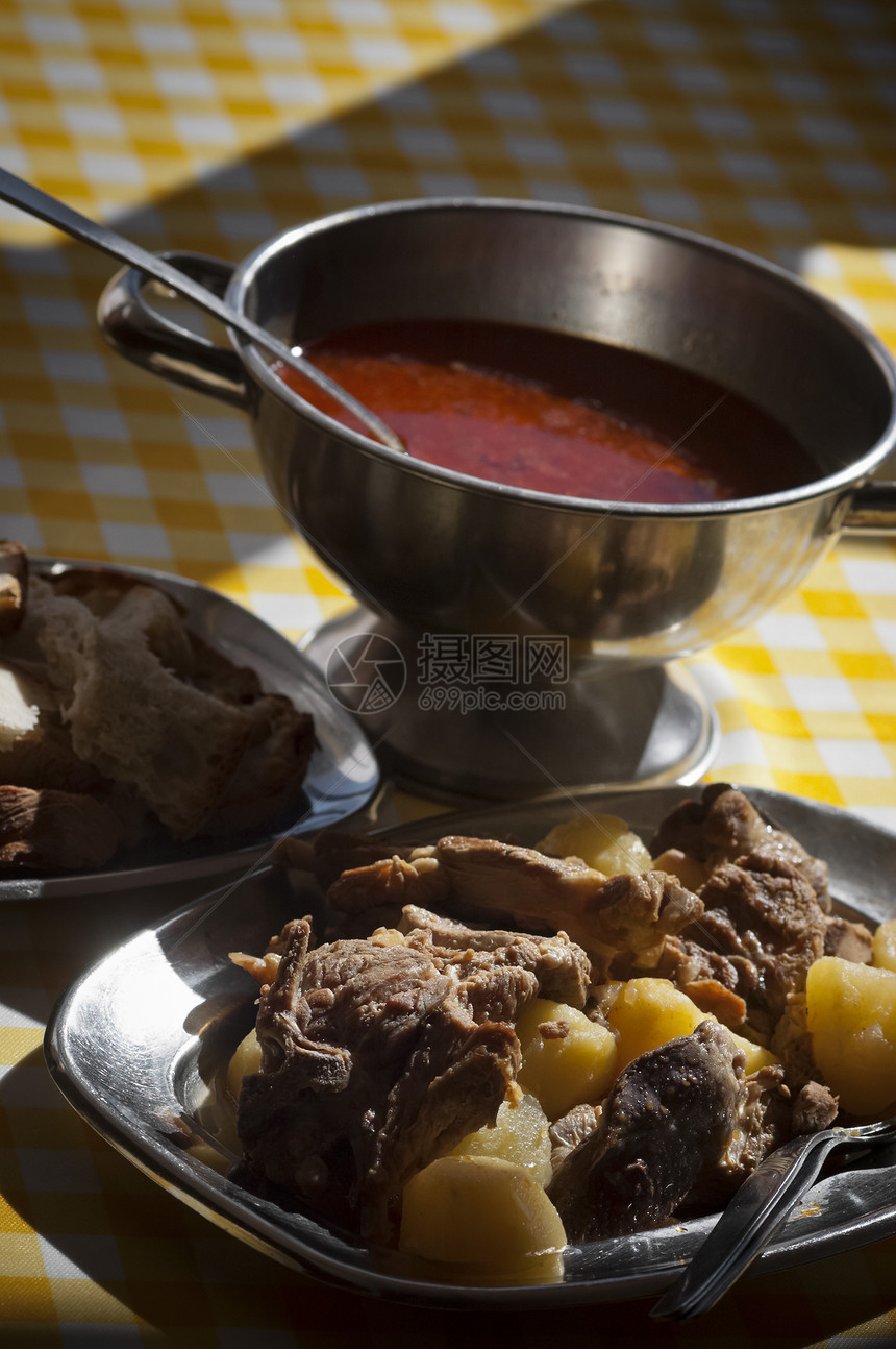 烤羊肉盘子课程传统美食勺子土豆肉汤桌子烹饪吃饭图片